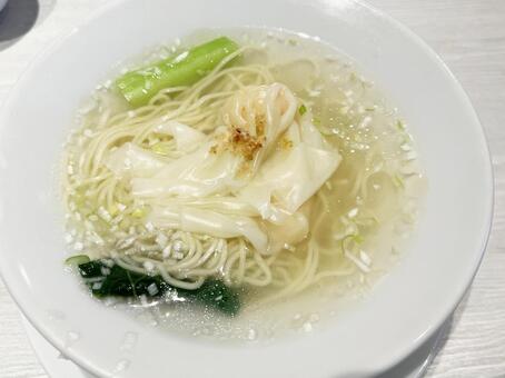 器に盛られた美味しそうなワンタン海老そば 海老,ワンタン,そばの写真素材