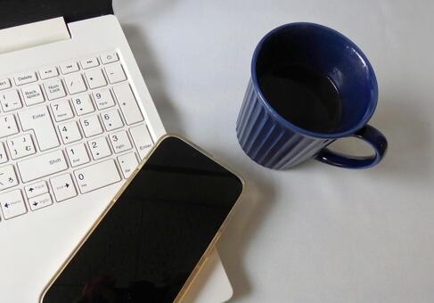 デスクワークの白背景 スマホ,パソコン,背景の写真素材