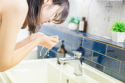 年輕女子在洗手間洗臉 年輕女子在洗手間洗臉
