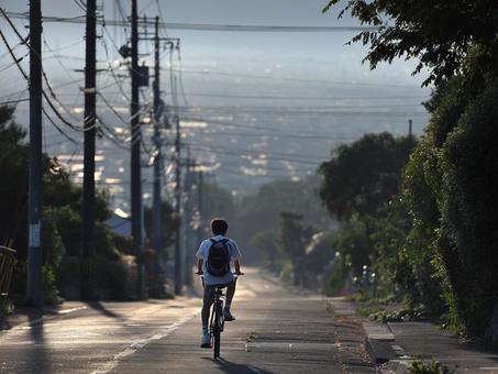 自転車をこぐ男の子 自転車をこぐ男の子の写真