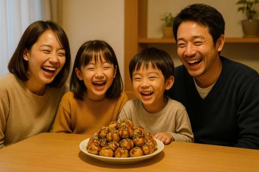 山盛りたこ焼きを前に楽しそうな家族 山盛りたこ焼きを前に楽しそうな家族の写真