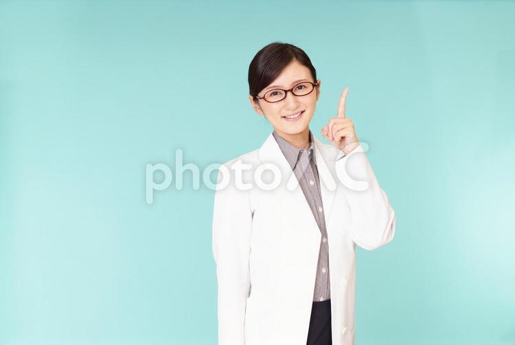 指示する笑顔の女医 日本人,女性,人物の写真素材
