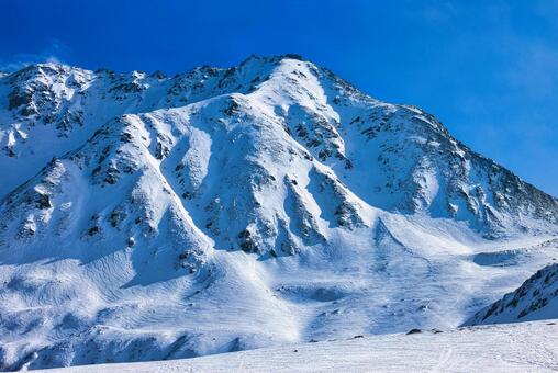 冠雪の北アルプスの立山の雄山 冠雪,冬山,雪山の写真素材