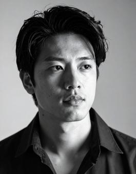 謎めいた雰囲気の男性 謎めいた雰囲気の男性の写真