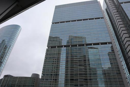 高層ビルのビル群の都会の街並みの風景 高層ビルのビル群の都会の街並みの風景の写真