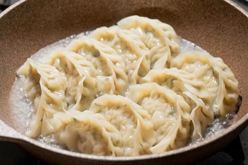 餃子を焼き上げている写真 餃子,食べ物,熱々の写真素材