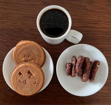 珈琲、落花生入りせんべいと黒糖かりんとう コーヒータイム,コーヒーブレイク,珈琲の写真素材