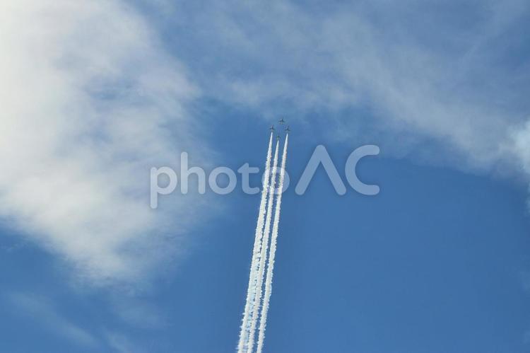 航空自衛隊のブルーインパルスの編隊飛行 ブルーインパルス,アクロバット,航空自衛隊の写真素材