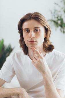 椅子に座り顎に手をやる男性 男性,外国人,欧米人の写真素材