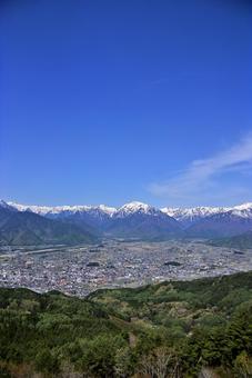 鷹狩山から見た大町市と北アルプスの山々 北アルプス,唐沢岳,三ッ岳の写真素材