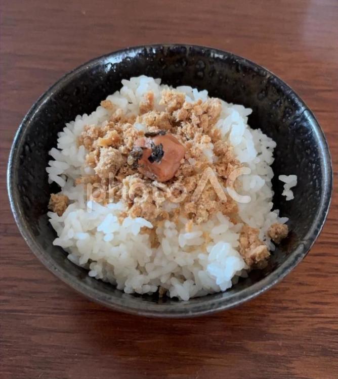 七分突きにさばフレークとかつお梅の茶碗飯 茶碗飯,七分突き,ご飯の写真素材