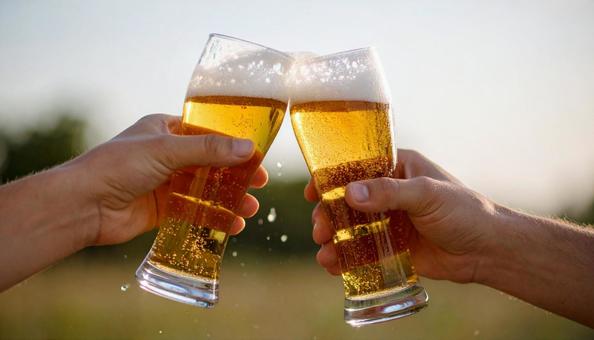 乾杯して泡がこぼれる生ビール 乾杯して泡がこぼれる生ビールの写真