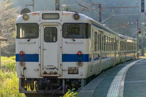 日豊本線 青井岳駅に到着したキハ47 日豊本線 青井岳駅に到着したキハ47 鉄道,列車,乗り物の写真素材