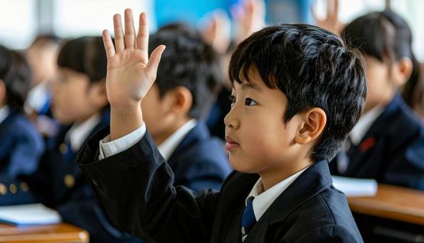 学校の授業中、手をあげる子供たち 学校の授業中、手をあげる子供たちの写真