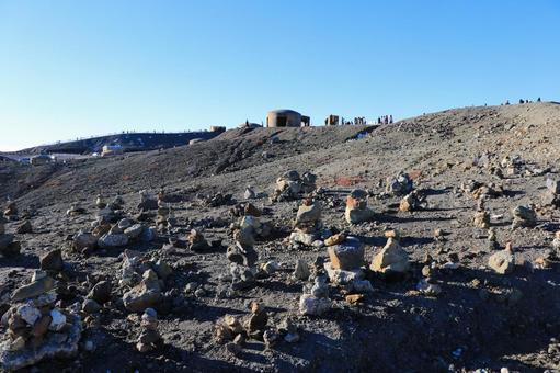 阿蘇山火口付近の積み上げられた石 阿蘇山火口付近の積み上げられた石 阿蘇山,火山,頂上の写真素材