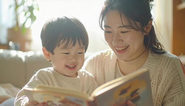 絵本を読む母親の写真