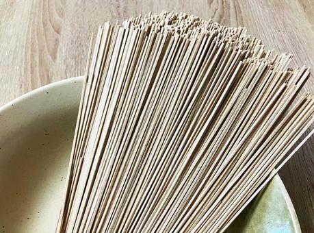 器に入ったそばの乾麺 そば,蕎麦,乾麺の写真素材