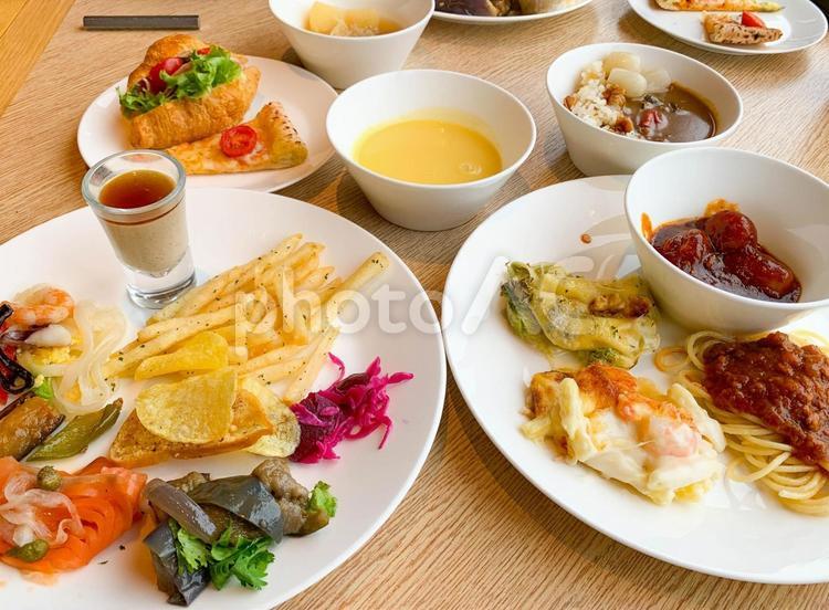 ホテルのランチブッフェ ランチ,ブッフェ,ラグジュアリーの写真素材