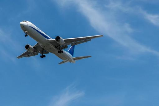 福岡空港上空、夏の航空機降下 福岡空港上空、夏の航空機降下 飛行機,航空機,旅客機の写真素材