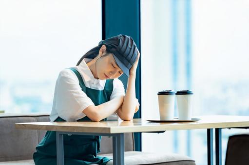 落ち込む女性カフェスタッフ	 カフェ,店員,バリスタの写真素材