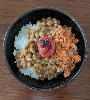 A bowl of rice made from government stockpiled rice, salmon flakes and natto, chawanmushi, government stockpiled rice, rice, JPG