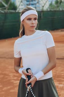 ラケットを下した女性の写真