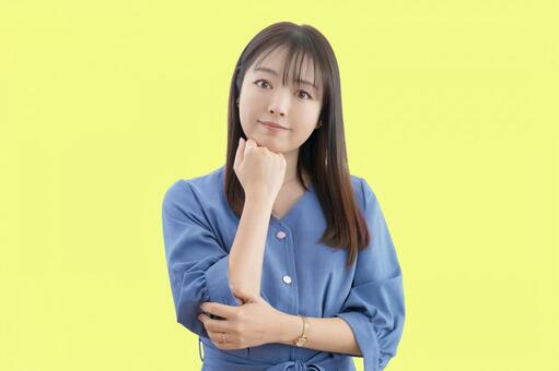 考える若い女性 女性,若い女性,思案の写真素材