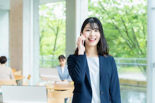スマホを使うビジネスウーマン スマホ,笑顔,電話の写真素材