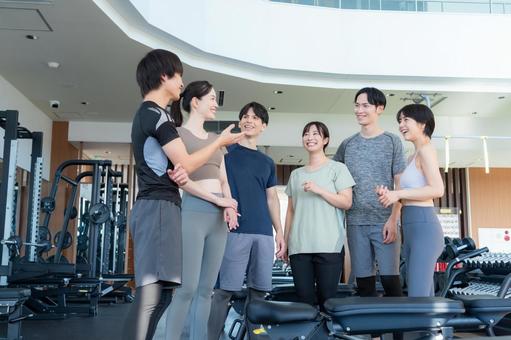 スポーツジムでトレーニングをする若い男女 スポーツジム,フィットネス,ダイエットの写真素材