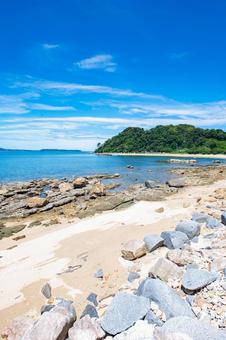 海岸沿いから眺める夏の海 海岸沿いから眺める夏の海 残暑,晴れ,空の写真素材