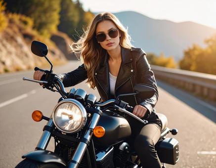 バイクに跨がる若くて美しい外国人女性の写真