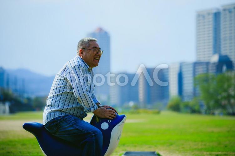 遊具を楽しむシニア男性 シニア,公園,遊具の写真素材