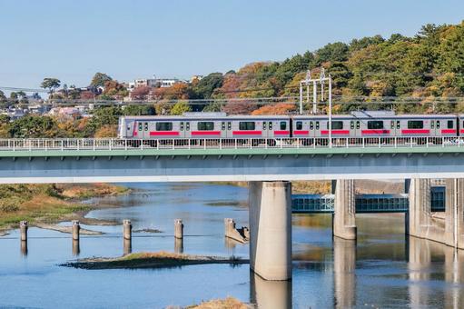 【神奈川】多摩川の風景2 多摩川,電車,陸橋の写真素材