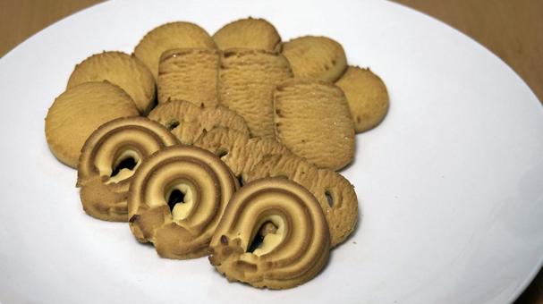 白皿に盛られた様々な形のクッキー 白皿に盛られた様々な形のクッキー クッキー,ビスケット,焼き菓子の写真素材