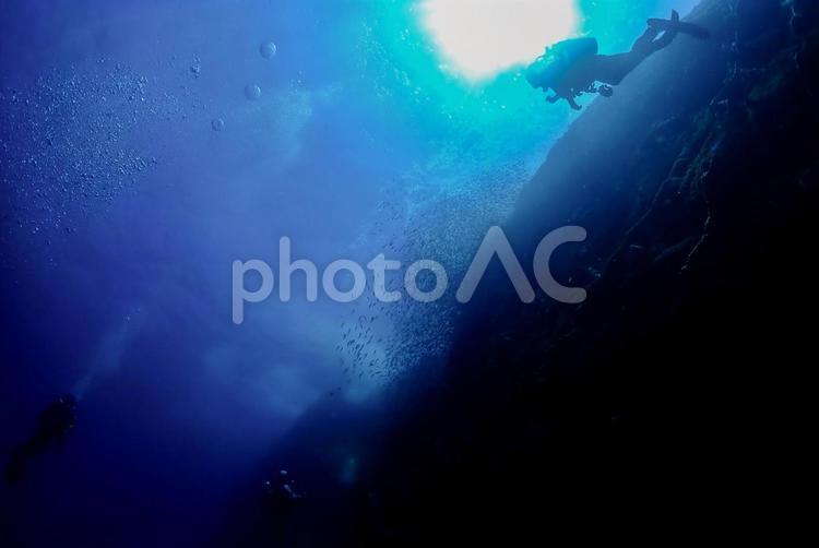 西伊豆・雲見　洞窟とダイバー スキューバダイビング,ダイバー,洞窟の写真素材