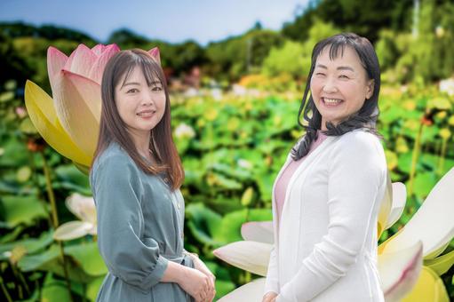 蓮の花と母娘 蓮の花と母娘 女性,母娘,友人の写真素材