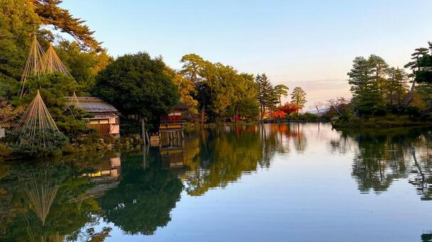晩秋・早朝の兼六園 兼六園,金沢,石川の写真素材