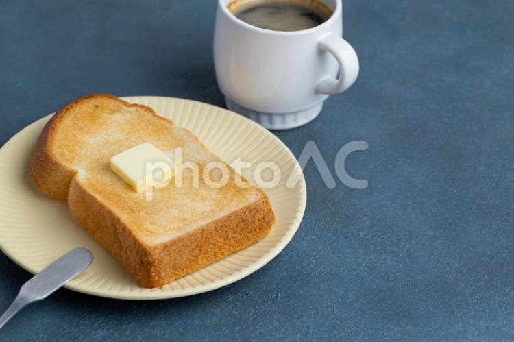 バターをのせた食パンとコーヒー（コピースペース） 食パン,パン,コーヒーの写真素材