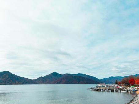 秋の晴れた空と湖・中禅寺湖 風景,観光,名所の写真素材