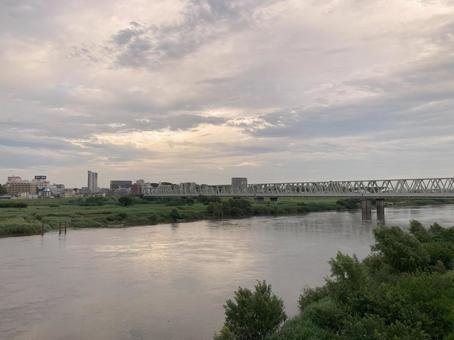 夕方の利根川と茨城県取手市の街 夕方の利根川と茨城県取手市の街の写真