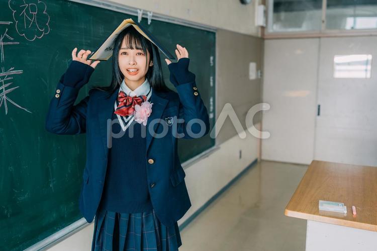 卒業証書を頭にのせて遊ぶ女子高校生 女性,女子高,高校生の写真素材