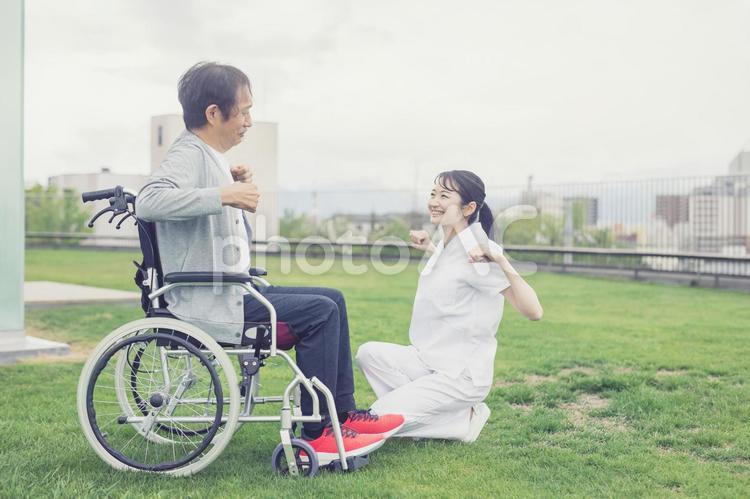 リハビリをする患者と医療スタッフ 作業療法士,理学療法士,リハビリの写真素材