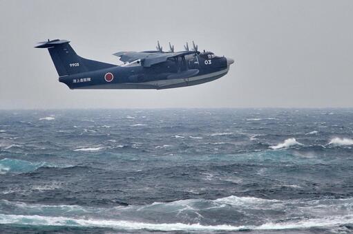 荒波の上を飛ぶUS-2 usー2,飛行艇,救難の写真素材