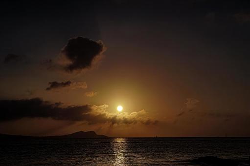 <五島の風景>夏の海に昇る朝日の景色 <五島の風景>夏の海に昇る朝日の景色 海,日の出,サンセットの写真素材