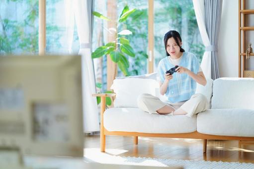 コントローラーを持ちゲーム中の女性 女性,日本人,コントローラーの写真素材