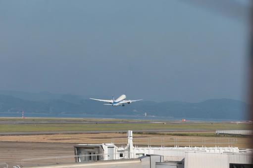 長崎空港から見える明るい午前の地平線 長崎空港から見える明るい午前の地平線の写真