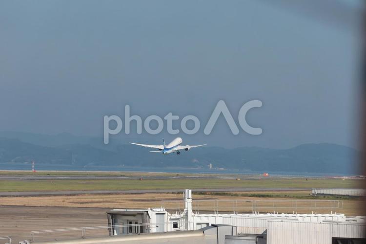 長崎空港から見える明るい午前の地平線 飛行機,航空機,旅客機の写真素材