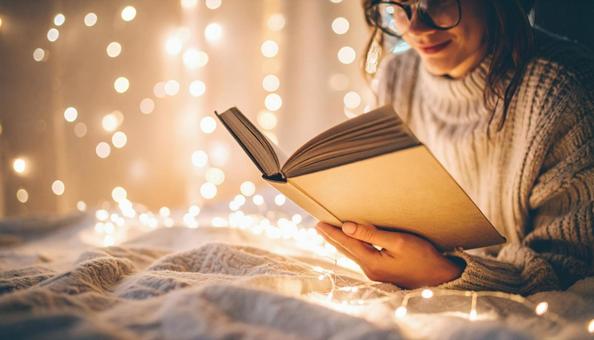 真夜中に読書する女性の写真