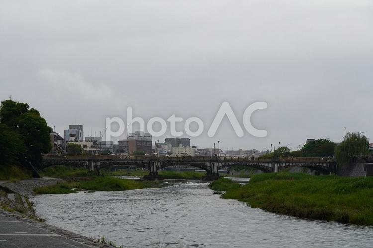 京都　鴨川の風景 川,流れ,風景の写真素材