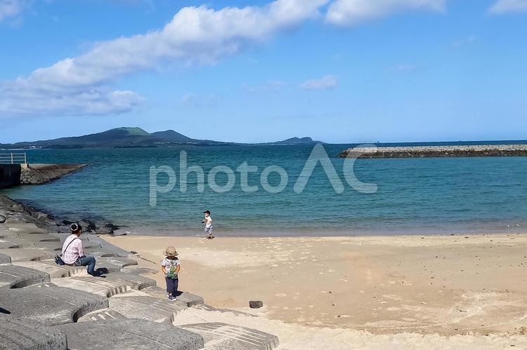 ＜素材＞夏の海で子供が遊ぶ姿を見守る母 家族,親子,女性の写真素材